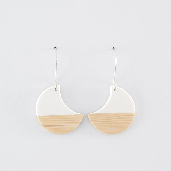 Kyoto N°2 handmade dangle earrings – mirrored, white sailboat- or crescent-shapes with woodgrain pattern and 925 sterling silver findings on light grey background.